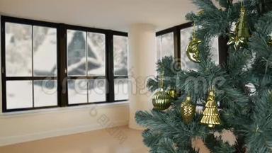家庭客厅圣诞前夜庆祝。 圣诞前夜。 绿杉树，金色装饰。 生活方式新概念